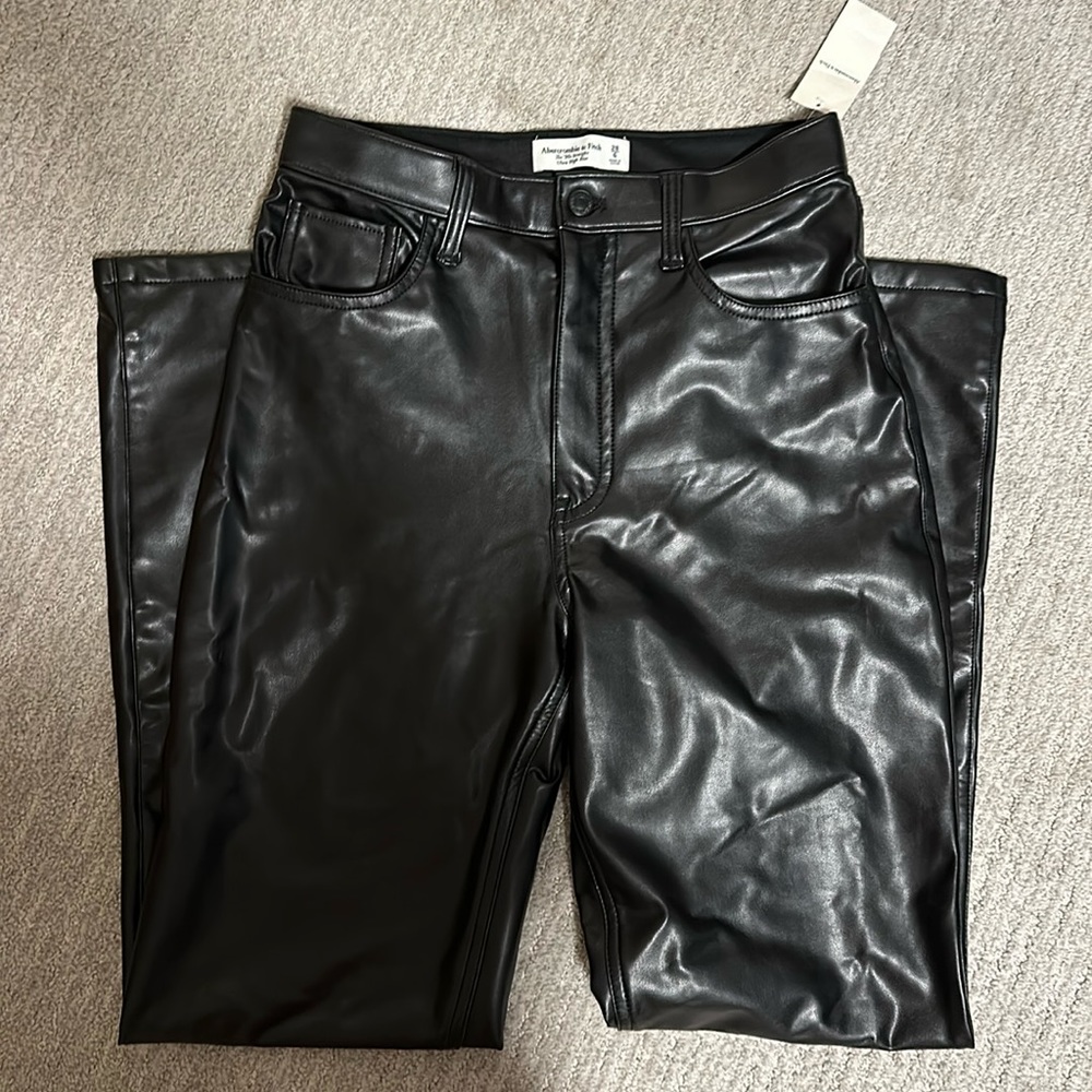 Abercrombie & Fitch 90’s Straight Ultra High Rise Size 28/6 Black Leather, NWT